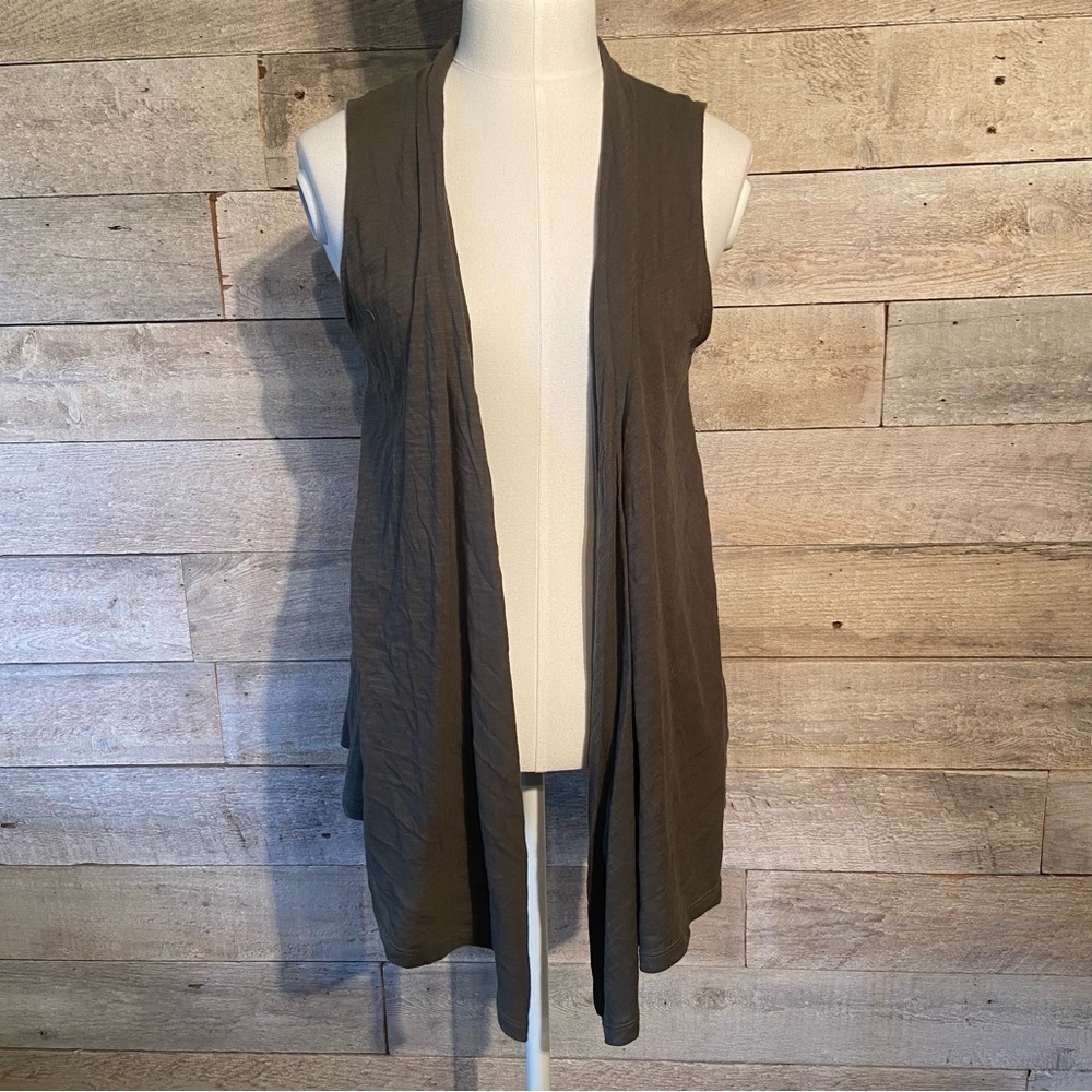 💥5/$25 American Eagle Outfitters women’s green vest in size small